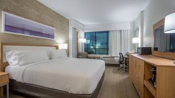 Habitación, 1 cama de matrimonio grande (Feature, In-Room Drinks/Snacks) | Caja fuerte, escritorio, tabla de planchar con plancha y cunas gratuitas