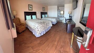 Habitación estándar, 2 camas Queen size, para no fumadores | Insonorización, wifi gratis, ropa de cama y despertador