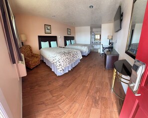 Standaard kamer, 2 queensize bedden, niet-roken | Geluiddichte muren, gratis wifi, beddengoed, een wekker