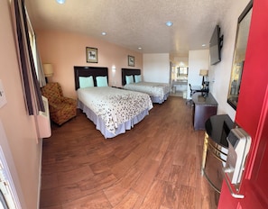 Habitación estándar, 2 camas Queen size, para no fumadores | Insonorización, wifi gratis, ropa de cama y despertador 