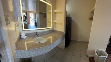 Habitación estándar, 2 camas de matrimonio, no fumadores | Baño | Secador de pelo y toallas
