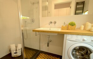 Superior Studio Suite, 1 Bedroom | 1 bilik tidur, peralatan tempat tidur premium, peti besi dalam bilik 