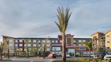 Situated in a landscaped area with palm trees, this hotel offers a pleasant outdoor environment and convenient parking facilities.