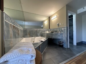 Studio suite, 1 queensize bed, niet-roken | Badkamer | Een haardroger, handdoeken, zeep, shampoo