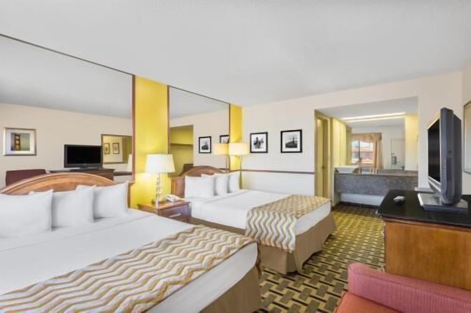 Masa, dizüstü bilgisayar çalışma alanı, güneşlik/perde, ütü/ütü masası 