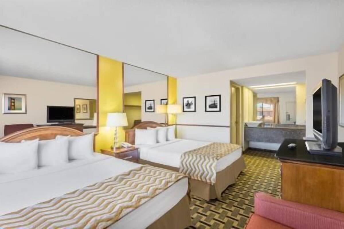 Escritorio, espacio para trabajar con laptop y cortinas blackout