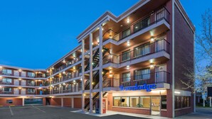 A multi-story hotel with a central atrium, balconies on each floor, and a Coca-Cola vending machine. - Travelodge by Wyndham Reno Downtown (Reno)