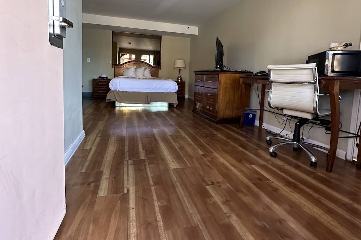 Suite estudio, 1 cama Queen size, para no fumadores | Escritorio, espacio para trabajar con laptop y cortinas blackout