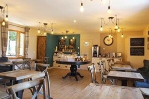 Daily buffet breakfast (EUR 9.9 per person) - Hôtel Le Clos Badan (Agencourt)