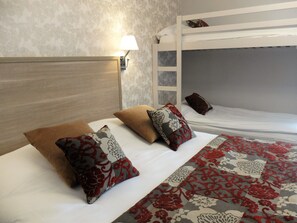 Family Room, 1 Bedroom, Terrace, Garden Area | Premium bedding, in-room safe, desk, soundproofing - Hôtel Le Clos Badan (Agencourt)