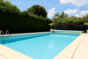 Outdoor pool - Hôtel Le Clos Badan (Agencourt)