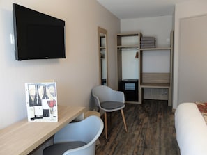 Family Room, 1 Bedroom, Terrace, Garden Area | Room amenity - Hôtel Le Clos Badan (Agencourt)