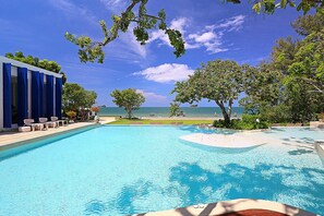 3 kolam renang terbuka, kerusi lepak pantai 