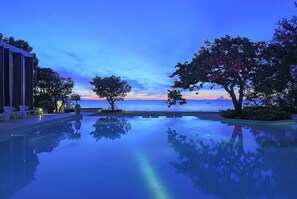 3 kolam renang terbuka, kerusi lepak pantai 
