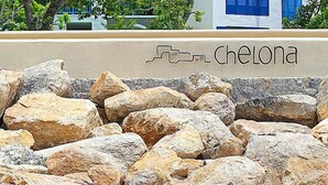 A building with blue shutters and a sign that reads "Chelona". - Chelona Khaotao Hua Hin E702 (Hua Hin)