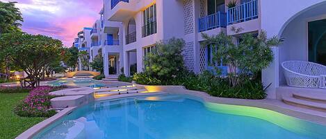 3 outdoor pools, pool loungers