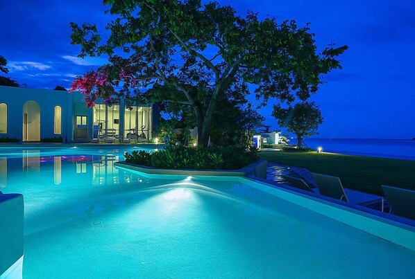 3 outdoor pools, sun loungers