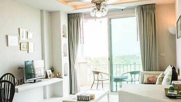 Departamento, 1 habitación | Sala de estar | Televisión de pantalla plana de 32 pulgadas con canales por cable