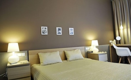 Ropa de cama de alta calidad y caja de seguridad en la habitación