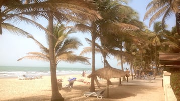 Sulla spiaggia, un bar sulla spiaggia