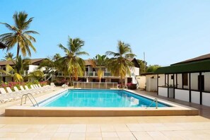 Outdoor pool - Bungalow Beach Hotel (Serrekunda)