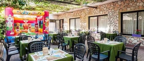 Aperto a colazione, pranzo e cena, cucina locale