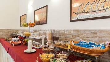 Aamiainen, lounas ja illallinen; paikallinen keittiö