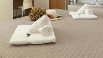 Tallelokero huoneessa, työpöytä, ilmaiset vauvansängyt, ilmainen Wi-Fi