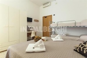 In-room safe, desk, free cots/infant beds, free WiFi - Hotel La Pergola (Bellaria-Igea Marina)