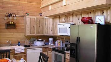 #37, Western, 4 bed | Private kitchen | Fridge, microwave