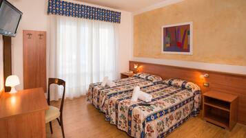 Quadrupla familiare | Una cassaforte in camera, una scrivania, ferro/asse da stiro