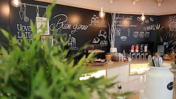 Aperto a colazione, pranzo e cena, cucina italiana