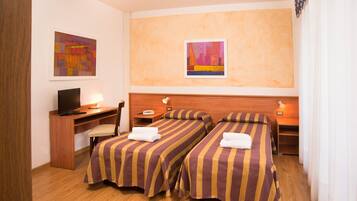 Coffres-forts dans les chambres, bureau, fer et planche à repasser