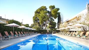 Piscine couverte, 2 piscines extérieures, parasols de plage