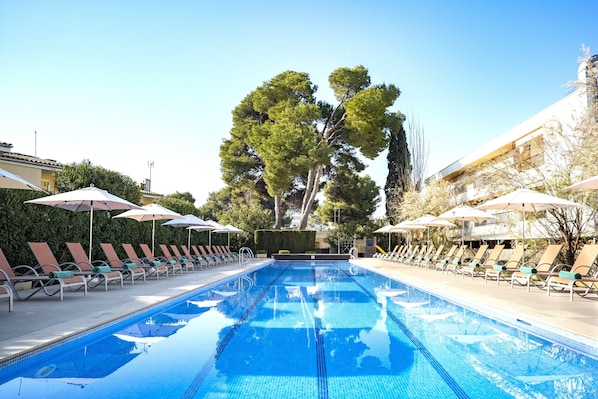 Indoor pool, 2 outdoor pools, pool umbrellas, pool loungers