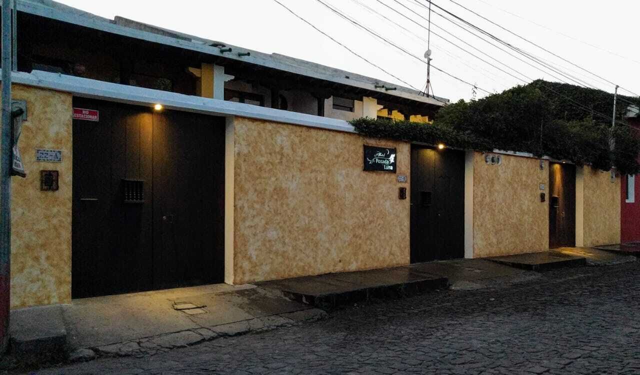 Vista frontal de la propiedad