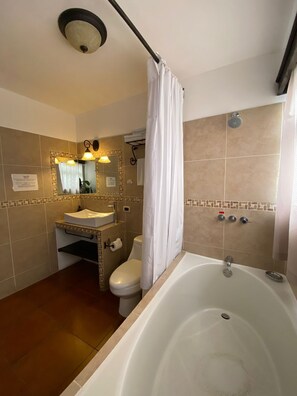 Junior-Zimmer | Badezimmer | Dusche, kostenlose Toilettenartikel, Handtücher