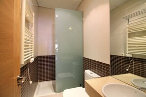 Standard Apartment, 3 Bedrooms | Bathroom | Shower, hair dryer, towels