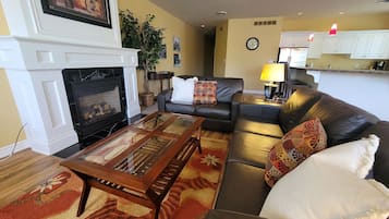 Suite Prestigio, 2 habitaciones, 2 baños | Área de sala de estar | Smart TV de 65 pulgadas con canales por cable y chimenea