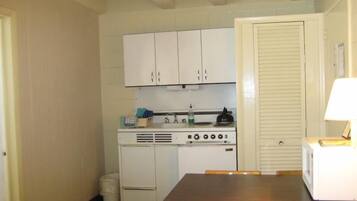 Frigobar, micro-ondas, cooktop, cafeteira/chaleira