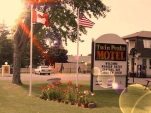 Exterior - Twin Peaks Motel (Greater Napanee)