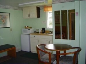 Réfrigérateur, micro-ondes, cafetière/bouilloire