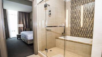 Douche, articles de toilette gratuits, sèche-cheveux