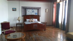 Premium bedding, in-room safe, iron/ironing board, free WiFi