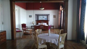 Premium bedding, in-room safe, iron/ironing board, WiFi (free) - Hotel Anabi (Querétaro)