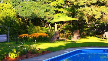 Sesongbasert utendørsbasseng, bassengparasoller og solsenger