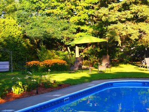 시즌별로 운영되는 야외 수영장, 수영장 파라솔, 일광욕 의자