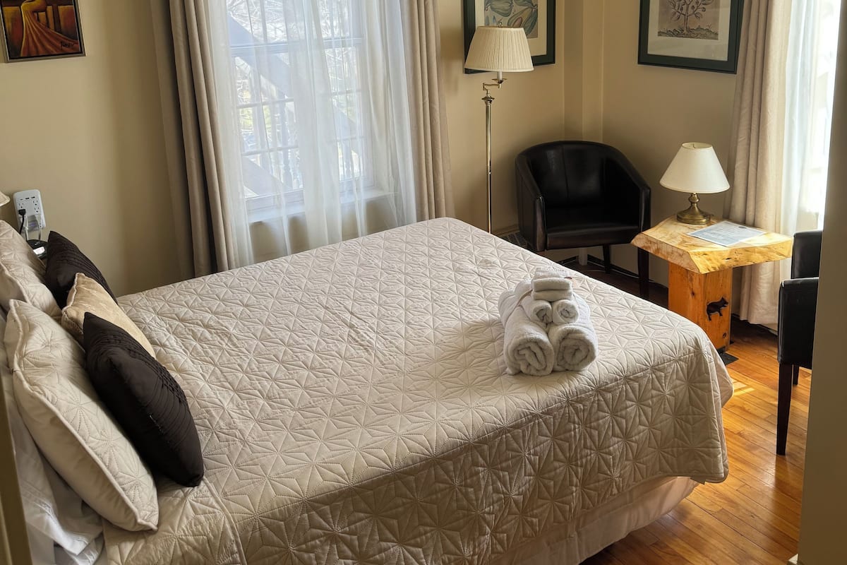 Habitación clásica, 1 cama Queen size, vista al jardín (Lindsay) | Decoración personalizada y muebles diferentes