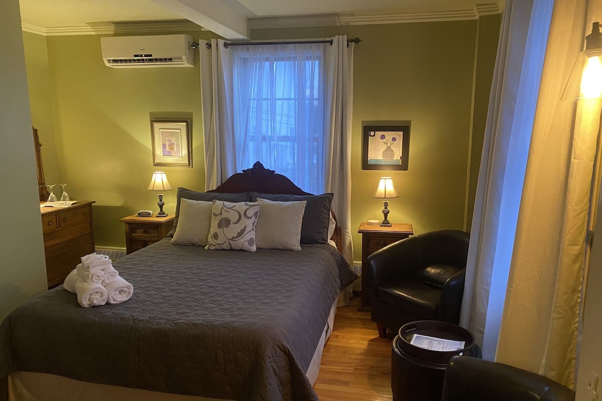 Habitación clásica, 1 cama Queen size, vista a la montaña (Wallace) | Decoración personalizada y muebles diferentes