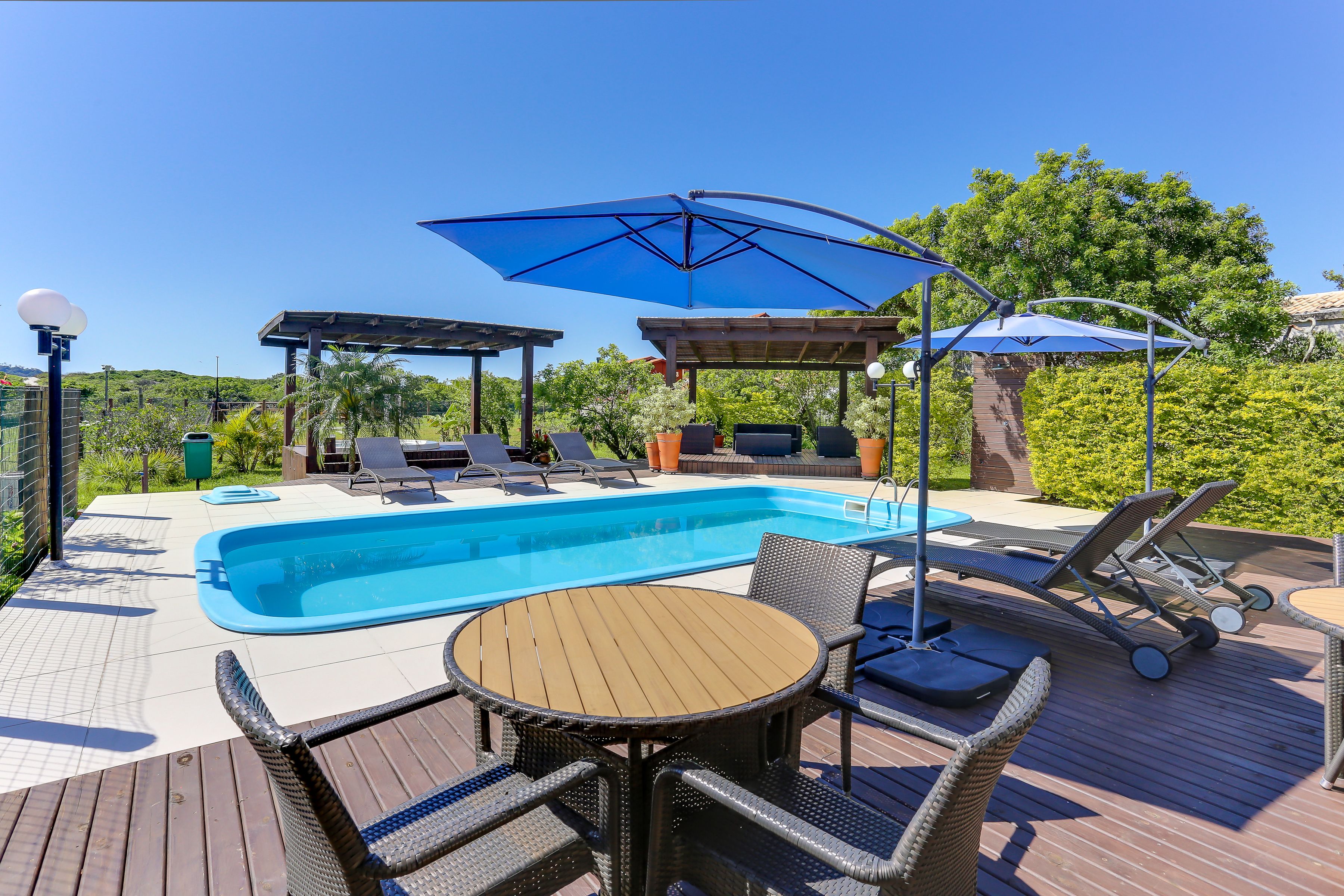 Hồ bơi ngoài trời, ghế dài tắm nắng 